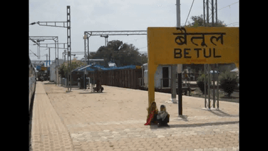 बैतूल में ग्रामीणों ने गौ तस्कर होने के शक में महाराष्ट्र के दो युवकों को पीटा, अस्पताल में भर्ती #गौ_तस्करी