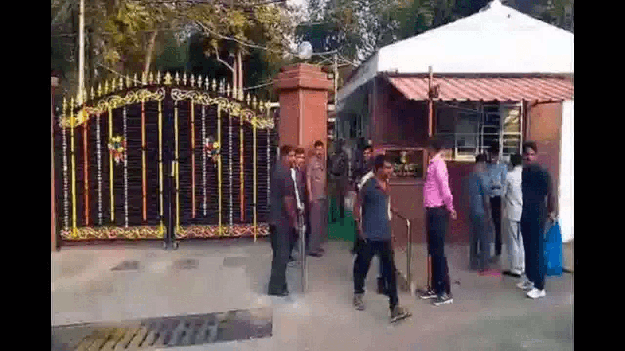 सीएम हाउस के बाहर बेरोज़गारी से तंग आकर युवक आत्महत्या करने पहुंचा, ये सरकार के मुंह पर तमाचा है: पूर्व CM रमन सिंह  #रमन_सिंह