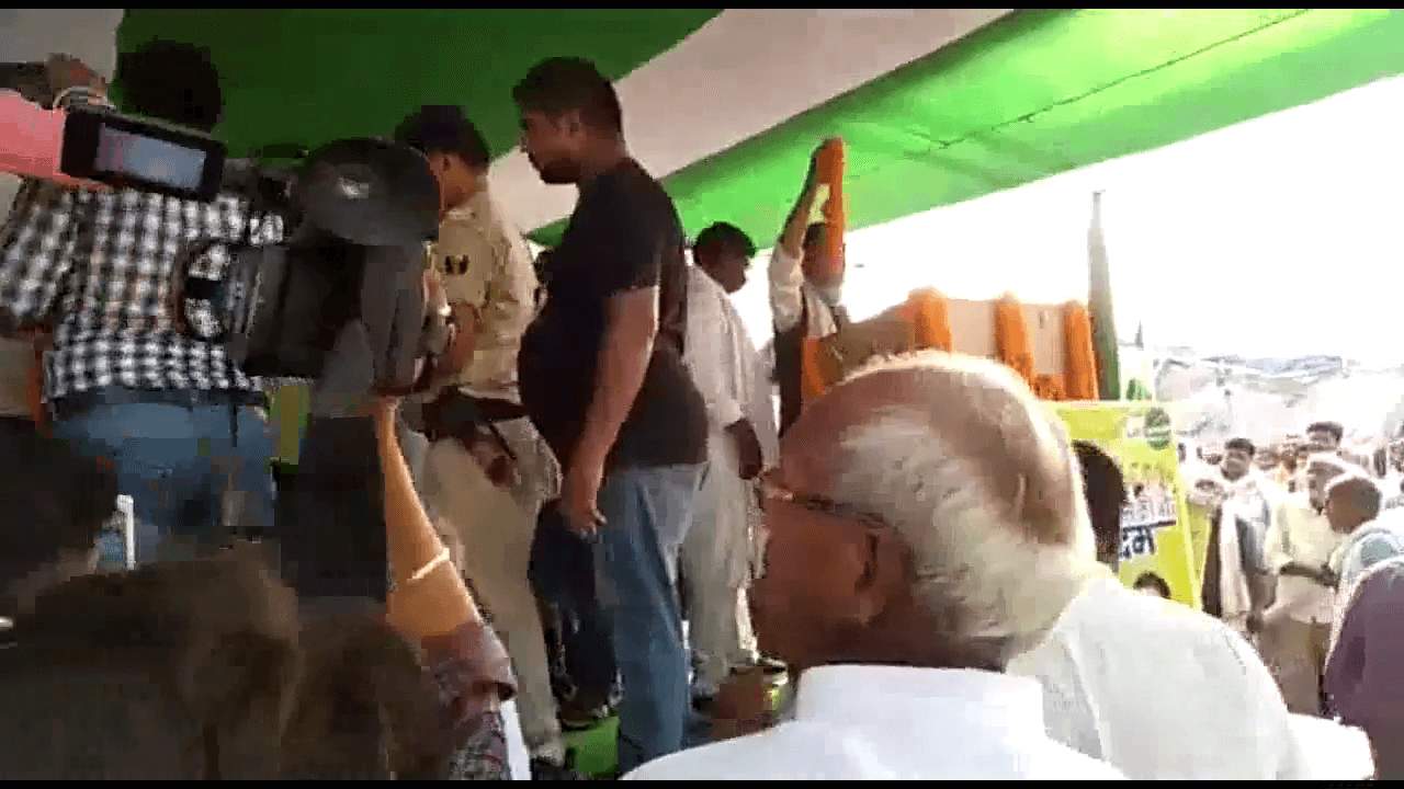 माला पहनाने की होड़ में सोनपुर में गिरा JDU नेता चंद्रिका राय का मंच, कई ज़ख्मी  #चंद्रिका राय