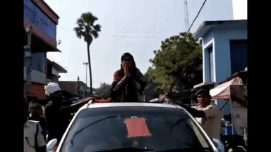 तेजप्रताप यादव की पत्‍नी ऐश्‍वर्या ने परसा में किया रोड शो, पिता चंद्रिका राय के लिए मांगे वोट  #तेजप्रताप_ऐश्‍वर्या