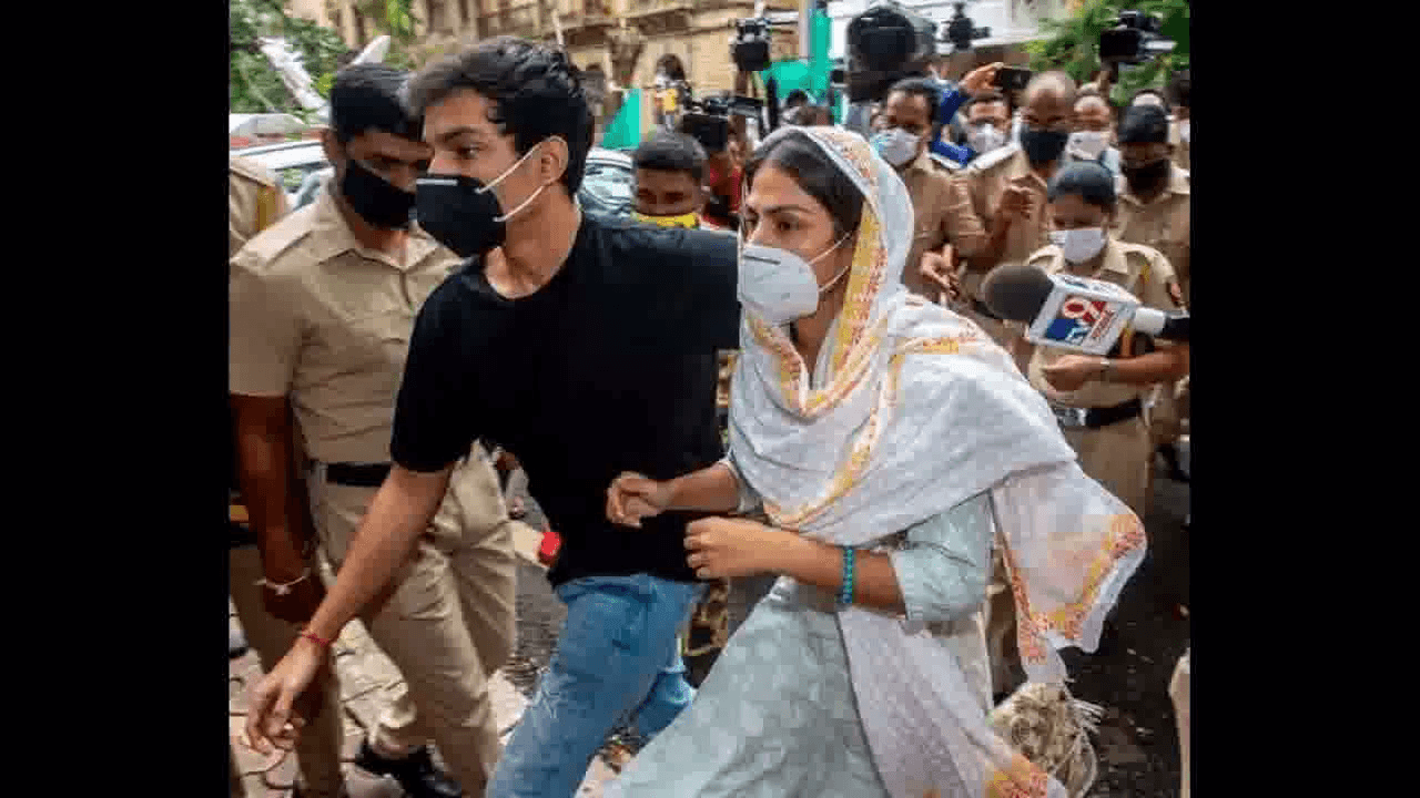 ड्रग लेने वाले को 1 साल की जेल और उसके लिए पैसे देने वाले को 20 साल की: रिया को बेल देते हुए हाईकोर्ट #सुशांत #रिया