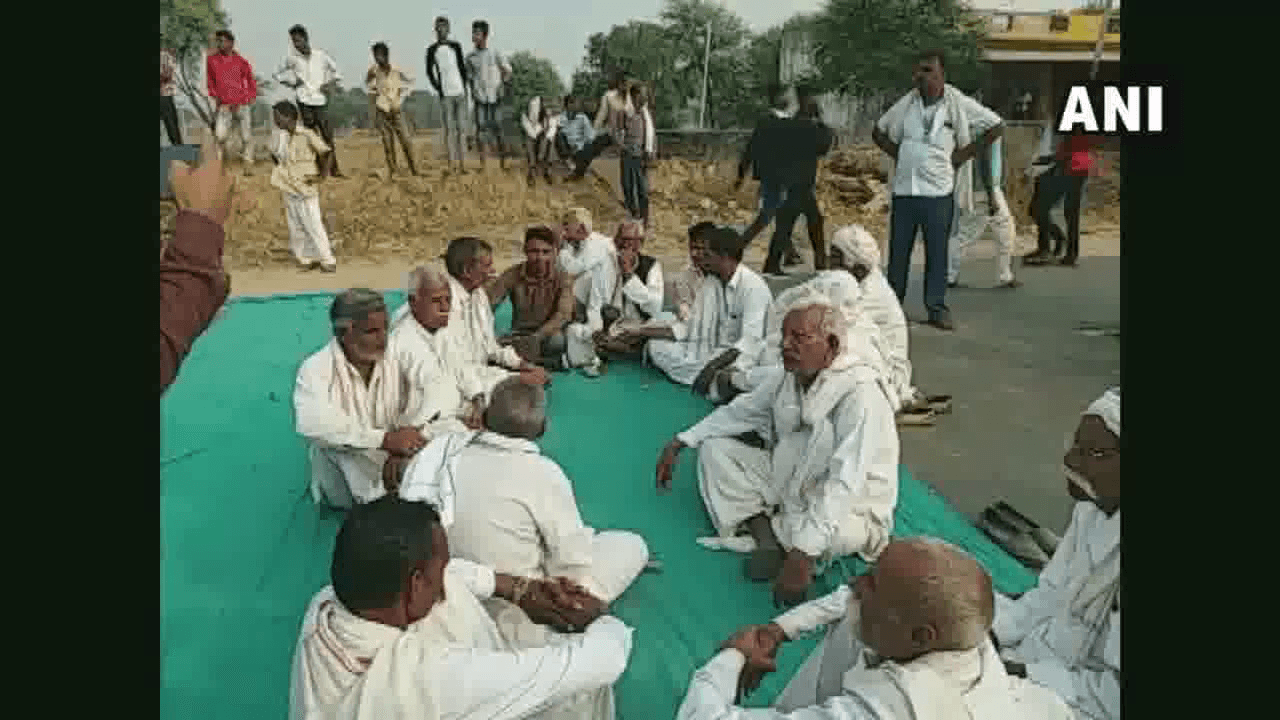 आरक्षण की मांग कर रहे गुर्जर आंदोलनकारियों ने करौली-हिंडौन रोड किया ब्लॉक #गुर्जर_आंदोलन