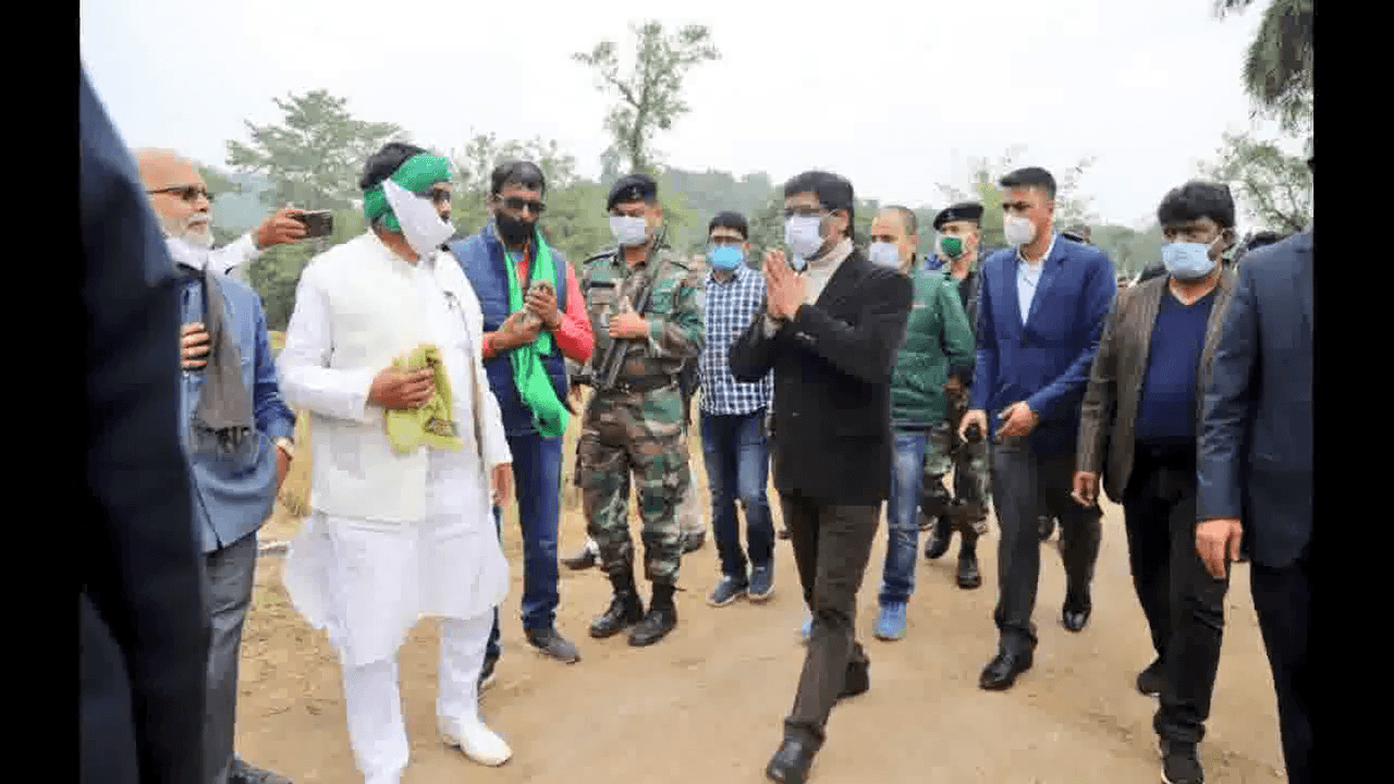 दादा सोबरन मांझी की शहादत दिवस पर पैतृक गांव पहुंचे सीएम सोरेन, सुनी लोगों की समस्याएं  #सीएम_सोरेन