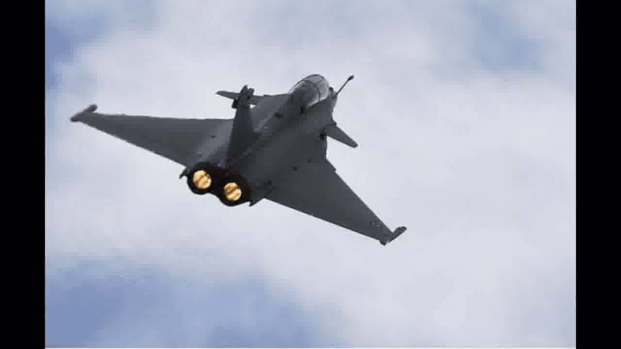 फ्रांस से उड़ान भरने के बाद बिना रुके भारत पहुंचा राफेल लड़ाकू विमानों का तीसरा जत्था #राफेल