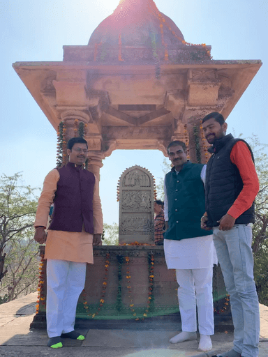 चन्देरी के जौहर स्मारक पहुँचकर रानी मणिमाला सहित 1620 रानियों के जौहर पर अपने श्रद्धा सुमन अर्पित किए