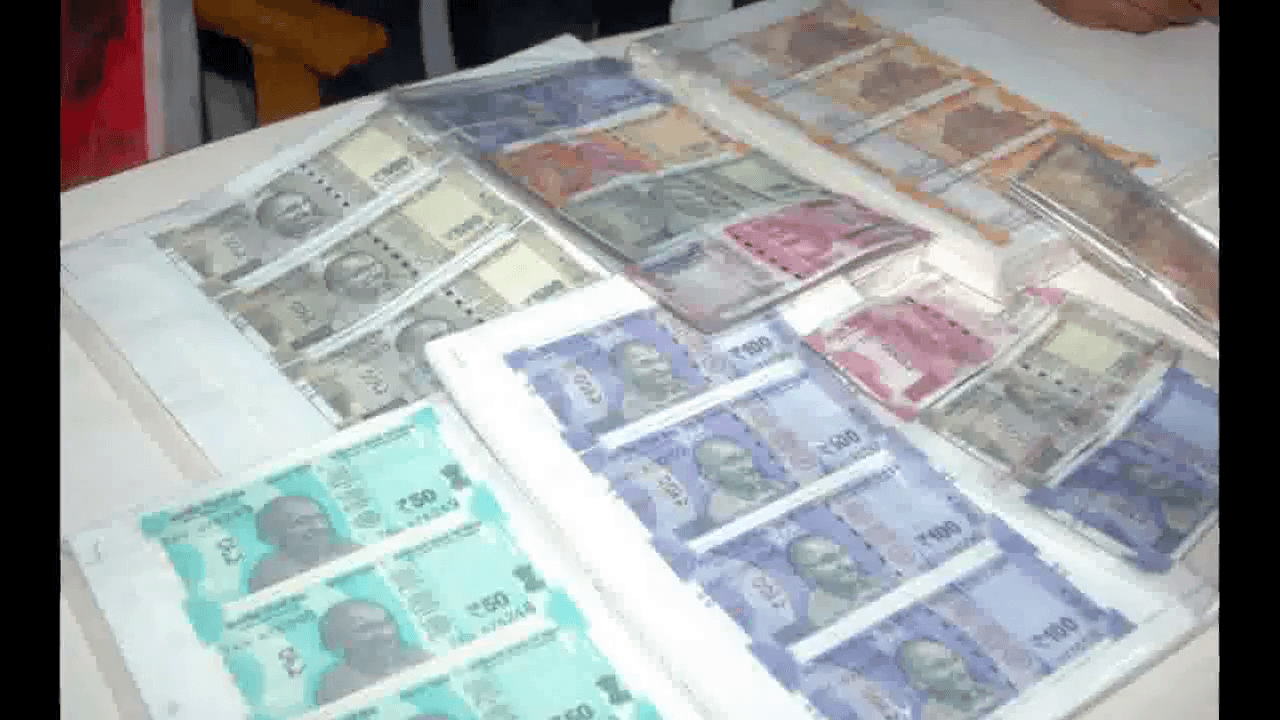 हापुड़ में पुलिस ने नकली नोट बनाने वाले गिरोह का किया पर्दाफाश, ₹7.70 लाख के नकली नोटों के साथ हथियार बरामद  #नकली_नोट
