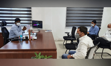 गुना कलेक्ट्रेट पहुंच कर सांसद प्रतिनिधि श्री सचिन शर्मा जी और भाजपा के समाजसेवी रविन्द्र भट्ट जी ने नवागत कलेक्टर साहब श्री फ्रेंक नोबल ऐ जी से मुलाकात कर गुना जिले मे आने पर उनको सुभकामनाये