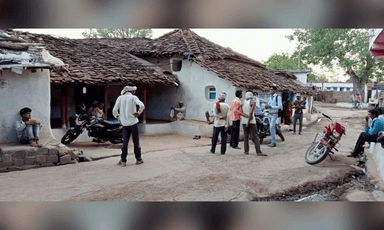 जल जीवन मिशन के तहत हर घर में नल से जल योजना अंतर्गत ग्रामीण समुदाय को जलकर एवं जल बचाओ  राजाराम धाकड़ और कृपाल सिंह लोधा के द्वारा  ग्रामीण जनों को नल जल योजना के विषय में विस्तार से बताया