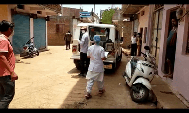 स्वास्थ्य कर्मियों की टीम घर-घर पहुंचकर कर रही है सर्वे कर रही है कोरोना की जांच