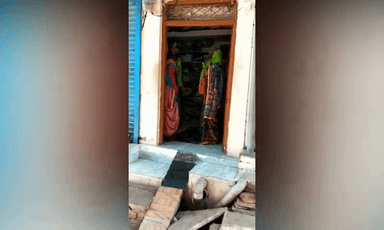 बीनागंज में दुकानदार बेच रहे थे चोरी छुपे सामान प्रशासन ने पहुंचकर किया 10 दुकानों को सील