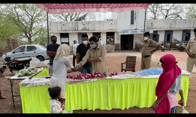 कोरोना महामारी में पंचायत एवं ग्रामीण विकास मंत्री  महेंद्र सिंह सिसोदिया जी एवं प्रशासन के सहयोग द्वारा ज़रूरत मंदो को भोजन वितरण का कार्यक्रम  जारी रहा