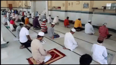 अलीगढ़ और मुरादाबाद में कोविड-19 गाइडलाइन्स के तहत मस्जिदों में पढ़ी जा रही ईद की नमाज़ #ईद_नमाज़
