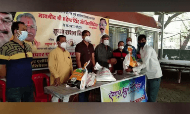 व्यापार एवं उद्योग महासंघ के बेनर तले स्थानीय होटल प्रेमश्री रेल्बे स्टेशन रोड पर एक सैकड़ा से अधिक कार टेक्सी चालकों को सूखा राशन वितरित किया गया