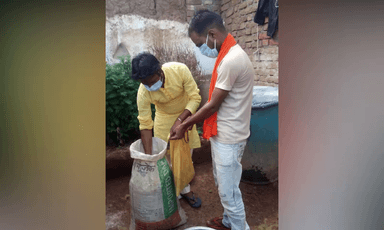 कोरोना महामारी में लोग मजदूरवर्ग की बढ़चढ़कर  कर रहे है मदद लोगो से अपील की आप भी आगे आये और करे मदद