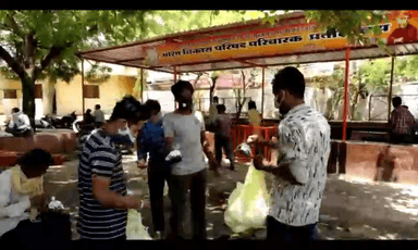 आर्ट ऑफ लिविंग संस्था के सदस्यों द्वारा नर सेवा नारायण सेवा के भाव से जिला चिकित्सालय के कोविड बार्ड में भर्ती मरीजों के परिजनों को प्रतिदिन नियमित भोजन के पैकेट प्रदान किये जा रहे