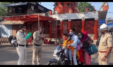 बच्चों ने मामा की शादी में जाने की की जींद ,पत्नी ने भैया की शादी में सैया से चलने की की जिद , हनुमान चौराहे पर कट गया चालान😊