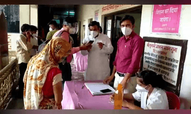 मानस भवन में आज से 18 प्लस के युवाओं को लगना शुरू हुआ टीकाकरण 
युवाओं में देखा गया उत्साह पहला टीका 21 वर्षीय नेहा जैन को लगाया गया