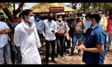 विधायक जयवर्द्धन सिंह रहे आरोन दौरे पर हॉस्पिटल में पहुँचकर मरीजो के परिजनों से मिले जाना हालचाल