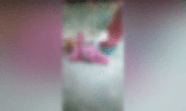 जननी वाहन को नहीं लगा फोन तो फिर प्रसब के  लिए महिला अकेले ही चल पड़ी रास्ते में हुई डिलीवरी नहीं पहुंच पाई | आशा कार्यकर्ता थी कोरोना पॉजिटिव  इसलिए नहीं आ सकी प्रसूता के पास