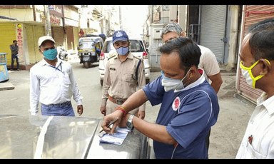 पारस किराना स्टोर पर बनाया गया 5000 का चालान कोरोना कर्फ्यू के दौरान कर रहा था दुकान से व्यापार