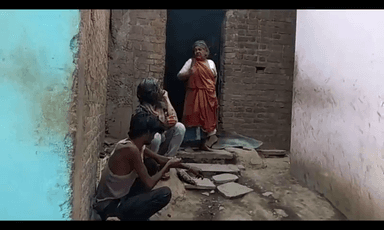 खुलेआम चलता नशेड़ियों का अड्डा आरोन का एक वीडियो हो रहा  सोशल मीडिया पर वायरल बुजुर्ग महिला के घर के आगे नशेड़ी लगा रहे एविल की इंजेक्शन