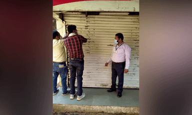 कोरोना कर्फ्यू के दौरान टीव्‍हीएस शोरूम खुला पाये जाने पर सील  गुना में टीव्‍हीएस शोरूम खुला पाये जाने पर नगरपालिका की  टीम द्वारा  शोरूम को सील किया गया।