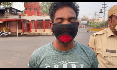 अनावश्यक घूमने वाले लोगों पर पुलिस की अनोखी कार्यवाही मैं बेशर्म हूं नाम के पोस्टर देकर किया लोगों को खड़ा