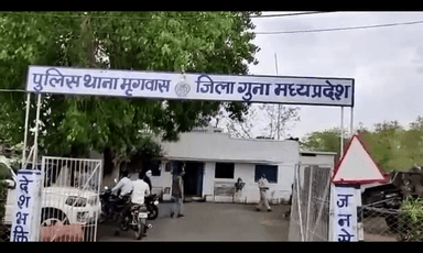 युवति से बलात्कार एवं फेसबुक पर उसके अश्लील फोटो अपलोड करने वाले आरोपी को  मृगवास थाना पुलिस द्वारा महज 18 घण्टे के भीतर किया गिरफ्तार