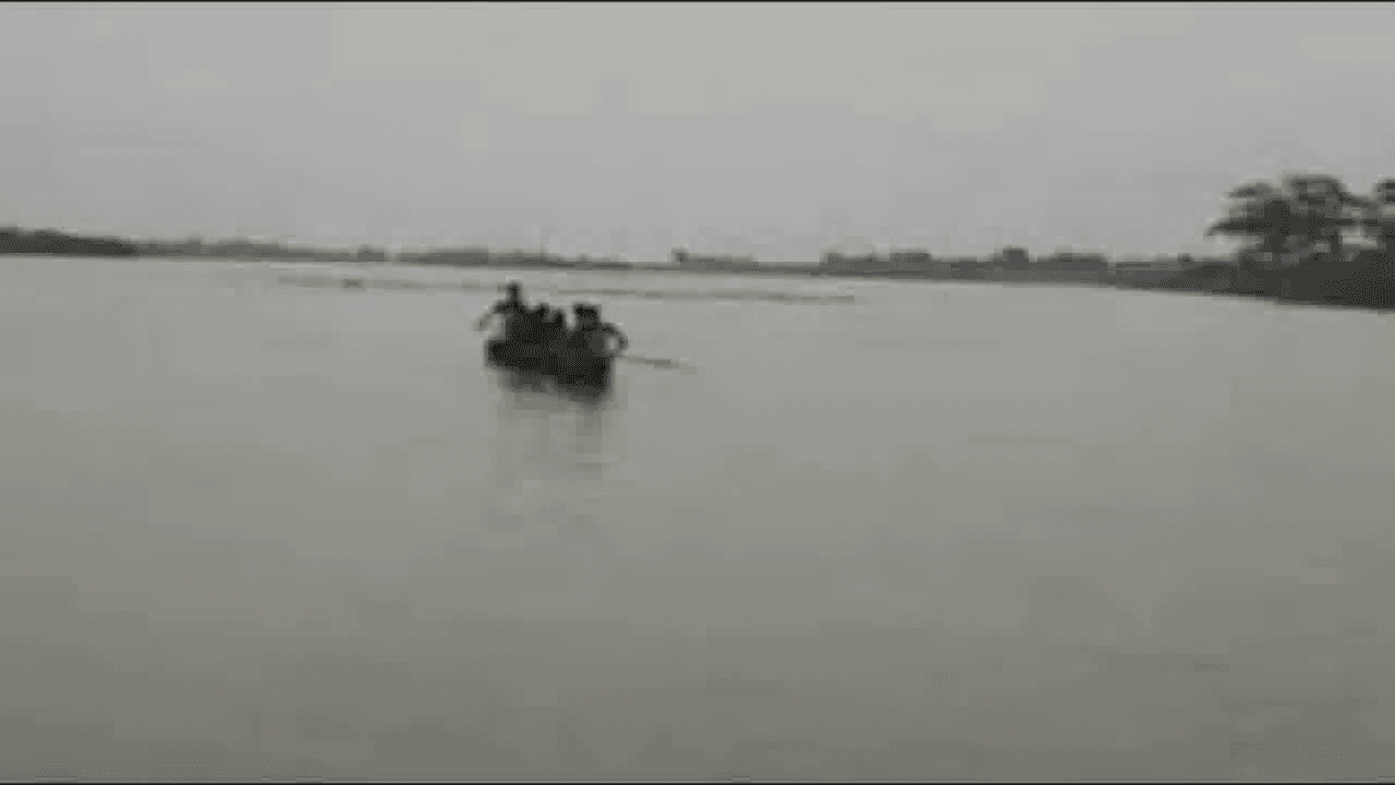 कुशीनगर में 150 लोगों को ले जा रही नाव नदी में फंसी, सभी को बचाया गया #एनडीआरएफ