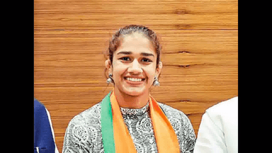 हरियाणा के चरखी दादरी में BJP नेता बबीता फोगाट को कांग्रेस समर्थकों ने दिखाए काले झंडे #बबीता_फोगाट