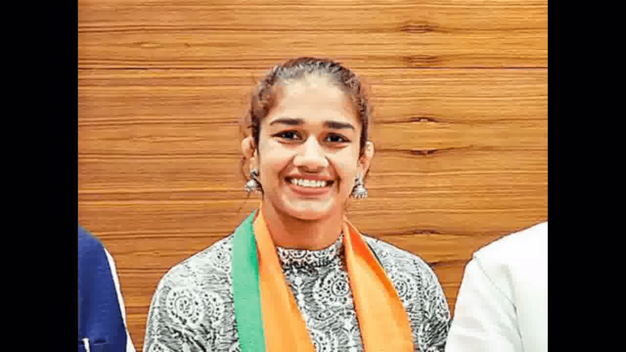 हरियाणा के चरखी दादरी में BJP नेता बबीता फोगाट को कांग्रेस समर्थकों ने दिखाए काले झंडे #बबीता_फोगाट