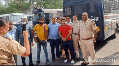 दिल्ली पुलिस के जवानों ने शुक्रवार को मंडोली जेल के बाहर सुशील कुमार के साथ तस्वीरें क्लिक कीं