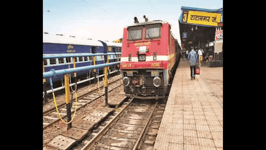 टाटानगर स्टेशन के पास बेपटरी हुई मालगाड़ी की 2 बोगियां, ट्रेनों की परिचालन हुआ प्रभावित #ट्रेन #बेपटरी