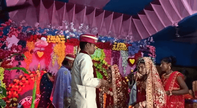 वरमाला के दौरान सुपौल में की गई  फायरिंग,स्टेज पर खड़ी दुल्हन को लगी पैर में गोली।सोशल मीडिया वायरल वीडियो