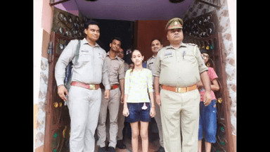 मथुरा में सेना के शहीद जवान की बेटी का पुलिस ने उनके घर जाकर मनाया जन्मदिन, दिए गिफ्ट #शहीद_जवान
