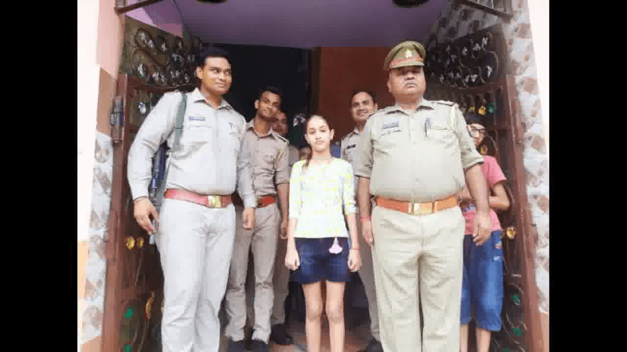 मथुरा में सेना के शहीद जवान की बेटी का पुलिस ने उनके घर जाकर मनाया जन्मदिन, दिए गिफ्ट #शहीद_जवान
