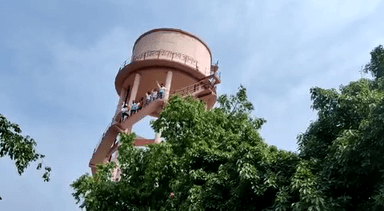 कासगंज: आगरा विश्वविद्यालय में छात्रों की समस्याओं को लेकर पिछले 12 दिन से लगातार संघर्ष कर रही है ।
आज @NSUIUPWest के कार्यकर्ता अपनी मांगों को लेकर विश्वविद्यालय में बनी पानी की टँकी पर चढ़ गए ।