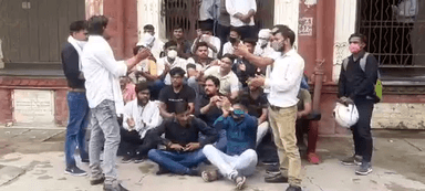 आज एनएसयूआई द्वारा आगरा विश्वविद्यालय में मुख्य परीक्षा की तिथि बढ़ाने के लिए परीक्षा नियंत्रक का घेराव किया