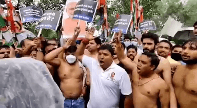 तेज बारिश के बीच जासूस मोदी के खिलाफ दिल्ली में युवा कांग्रेस का हल्ला बोल।