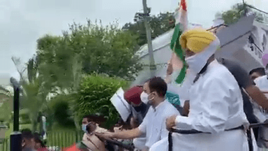 "किसान विरोधी तीनों कृषि कानून वापस लो"

किसानों के समर्थन में ट्रैक्टर चलाकर संसद पहुंचे श्री @RahulGandhi जी ।