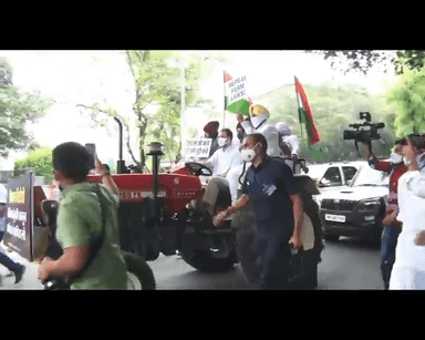 ट्रैक्टर लेकर संसद पहुंचे राहुल गांधी, कहा- किसानों को आतंकी मानती है सरकार, मैं संदेश लेकर आया
#RahulGandhi #INC #IndianNationalCongress #LokSabha #RajyaSabha #Congress #SoniaGandhi #priyankagandhi