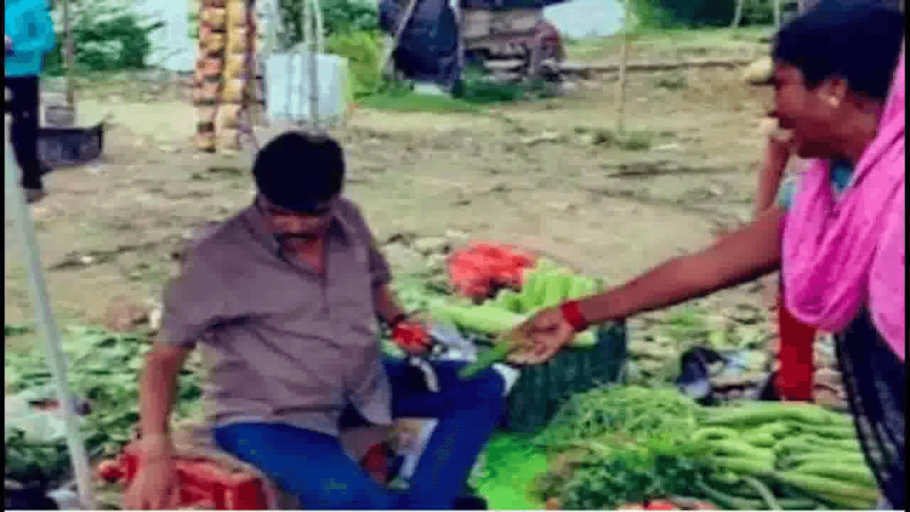 सड़क किनारे सब्ज़ी की दुकान पर बैठे दिखे यूपी के IAS अफसर अखिलेश मिश्रा, तस्वीर वायरल होने पर दी सफाई #वायरल_तस्वीर