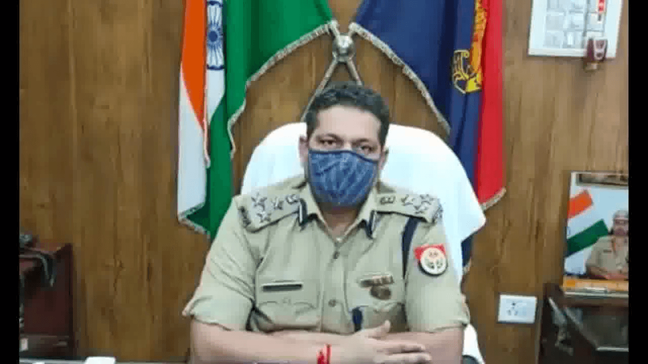 इटावा पुलिस ने एक शख्स को पीटते हुए फर्ज़ी पुलिसकर्मी को किया गिरफ्तार #इटावा_पुलिस #फर्ज़ी_पुलिस