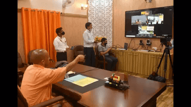 आगरा व कानपुर मेट्रो के लिए पहली 'मेक इन इंडिया' मेट्रो ट्रेन का सीएम योगी आदित्यनाथ ने किया अनावरण #कानपुर_मेट्रो