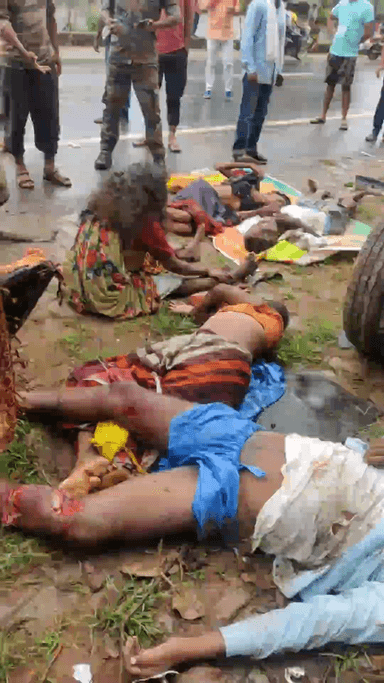 बोलेरो और आटो में हाइवे 30 पर हुई जबरदस्त टक्कर 12 लोगो को ले जाया गया फरसगांव अस्पताल घटना बोरगांव ढाबा के पास हुई है