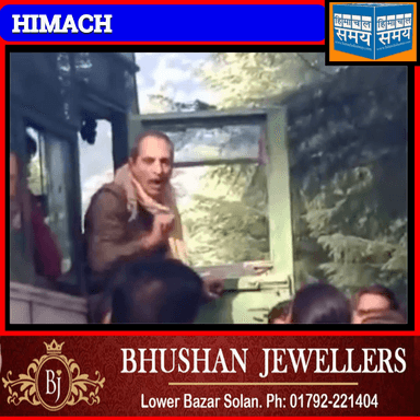 सवारियों से भरी बस न रोकने पर महिला ने बस को ओवरटेक कर बस ड्राइवर को मारा थप्पड़ जिस पर हंगामा हो गया घटना शिमला ज़िले की है 
https://youtu.be/a4h2pdUu1N4