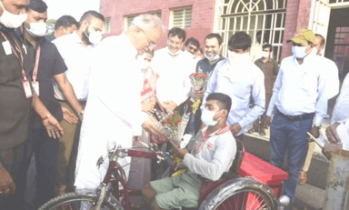 दिव्यांग ने मुख्यमंत्री बघेल को लगाया फोन बिलासपुर जिले के मस्तूरी ब्लाक के ग्राम मुड़पार के रहने वाले 25 वर्षीय दिव्यांग रवि कश्यप से.




 टच www.chhattisgarhnewsdhamaka.com