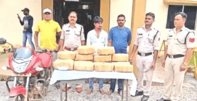 जगदलपुर पुलिस ने ओडिशा से गांजा लाकर जगदलपुर में खपाने की फिराक में घूम रहे दो युवकों को पुलिस ने गिरफ्तार किया है। इनके पास से पुलिस ने 52 किलो गांजा बरामद किया है।  
www.chhattisgarhnewsdhamaka.com