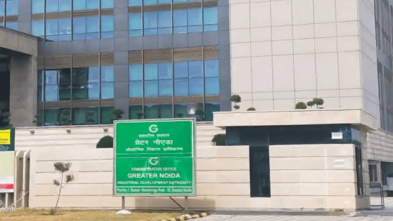 ग्रेटर नोएडा में NGT के मानकों का उल्लंघन करते हुए प्रदूषण फैलाने पर 4 संस्थाओं पर लगा ₹3 लाख का जुर्माना #एनजीटी