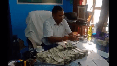 डूंगरपुर में ज़िला स्पेशल टीम ने 'हवाला' के ₹30 लाख के साथ युवक को किया गिरफ्तार #हवाला #अपराध